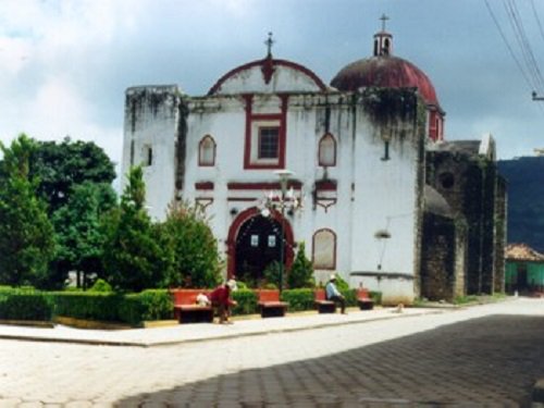 Paseo por Mexico Iglesia parroquial dedicada a María Santísima en Tepetzintla