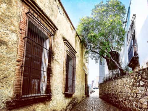 Paseo por Mexico El Callejón del Beso en Álamos